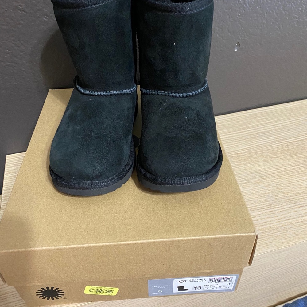 BLACK UGG GIRLS